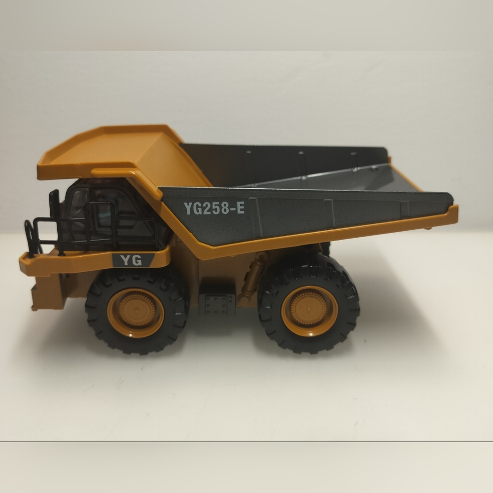 YI GONG  Dump Truck (with Metal Bed & Lights) Pre-owned Needs Battery No Remote